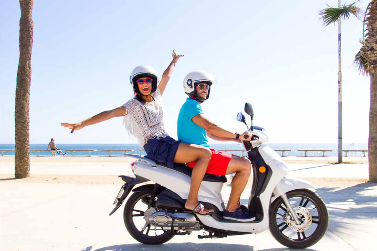 Снять скутер на кубе. Скутер. Человек на скутере. Скутер на пляже. Мотоциклы для путешествий вдвоем.